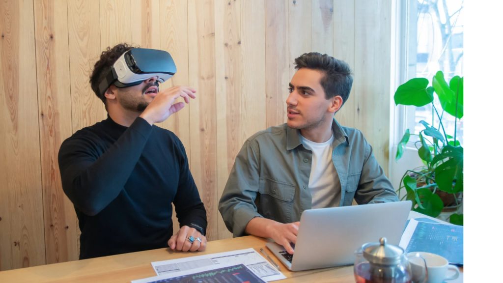 Punya Bisnis Kecil? Ini Teknologi yang Bisa Bikin Kamu Besar: AR dan VR