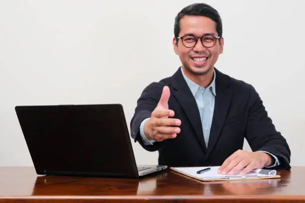 illustrasi menjawab pertanyaan interview kerja - unplash