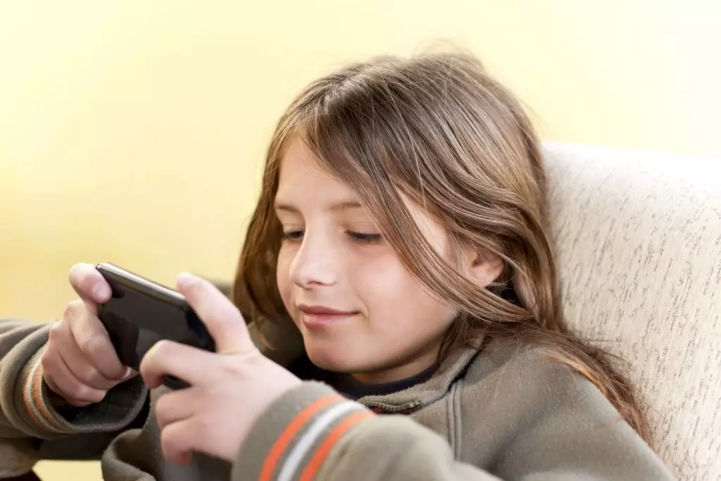 anak bermain gadget