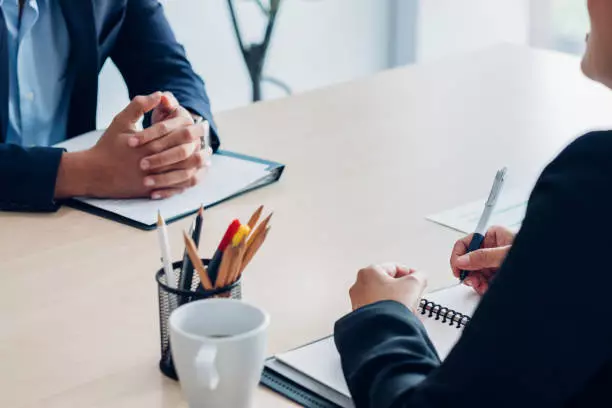 illustrasi menjawab pertanyaan interview kerja - unplash